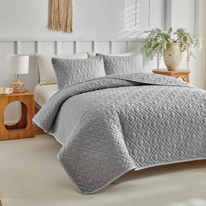 Gray Diamond-Stitched Microfiber Ultrasonic Quilt Set with Pillow Shams